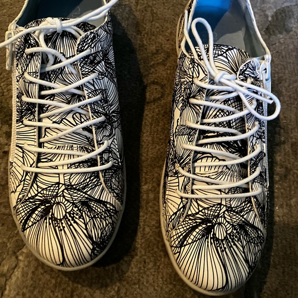 Size 37 Cloud Footwear white leather lace-up shoes